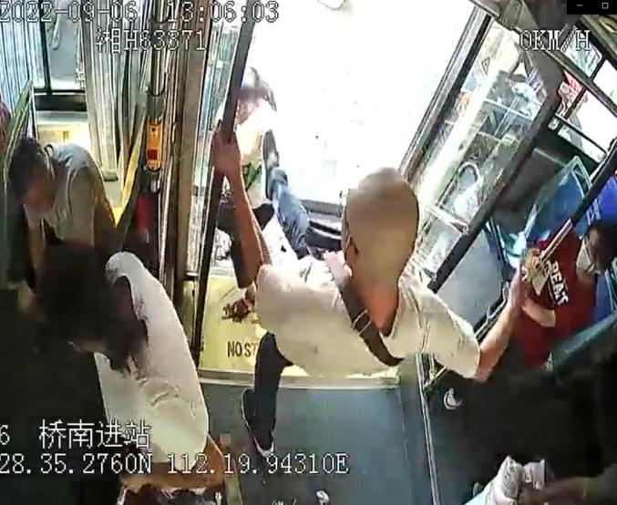厦门一女子因被骂不让座抓住公交拉环飞踹老人_媒体评老人被踹下车：司机的责任呢_女子被指占座不让 抓住公交拉环飞踹老人 163