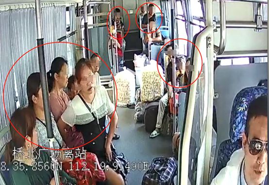 女子被指占座不让 抓住公交拉环飞踹老人 163_媒体评老人被踹下车：司机的责任呢_厦门一女子因被骂不让座抓住公交拉环飞踹老人