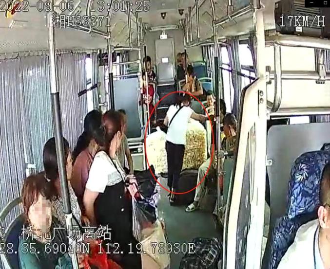 媒体评老人被踹下车：司机的责任呢_厦门一女子因被骂不让座抓住公交拉环飞踹老人_女子被指占座不让 抓住公交拉环飞踹老人 163