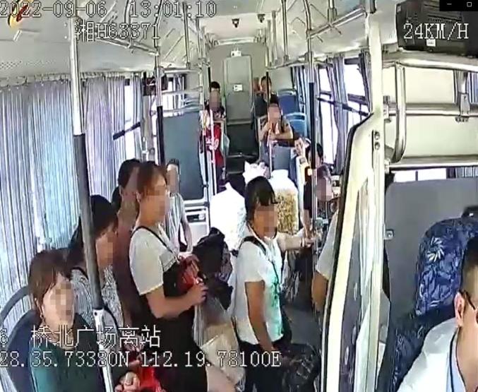 厦门一女子因被骂不让座抓住公交拉环飞踹老人_女子被指占座不让 抓住公交拉环飞踹老人 163_媒体评老人被踹下车：司机的责任呢