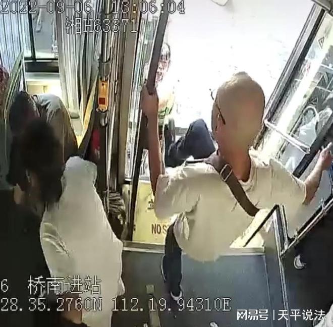 女子占座不让飞踹老人_男子街头飞踹乞讨老人_媒体评老人被踹下车：司机的责任呢