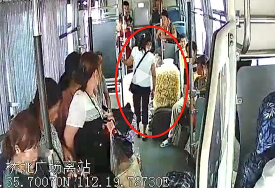 女子占座不让飞踹老人_男子街头飞踹乞讨老人_媒体评老人被踹下车：司机的责任呢