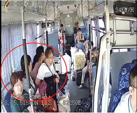 男子街头飞踹乞讨老人_媒体评老人被踹下车：司机的责任呢_女子占座不让飞踹老人