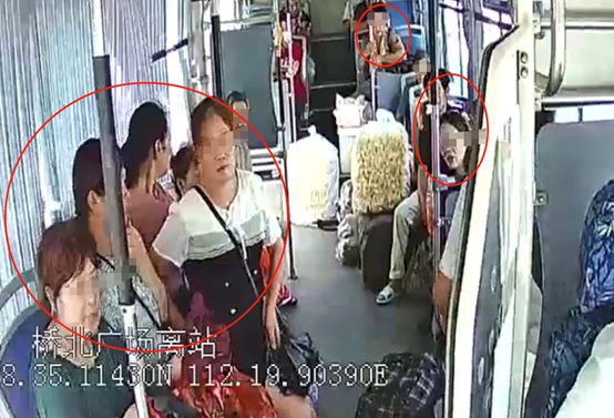 男子街头飞踹乞讨老人_女子占座不让飞踹老人_媒体评老人被踹下车：司机的责任呢