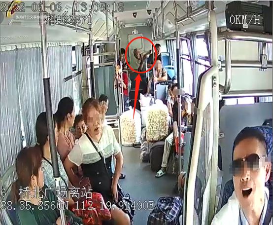 女子占座不让飞踹老人_媒体评老人被踹下车：司机的责任呢_男子街头飞踹乞讨老人