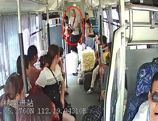 男子街头飞踹乞讨老人_媒体评老人被踹下车：司机的责任呢_女子占座不让飞踹老人