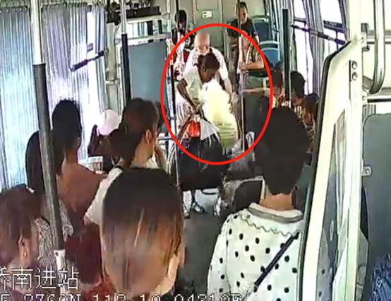 女子占座不让飞踹老人_媒体评老人被踹下车：司机的责任呢_男子街头飞踹乞讨老人