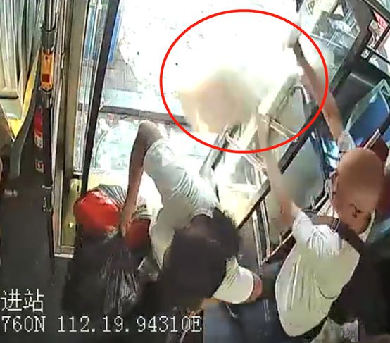 媒体评老人被踹下车：司机的责任呢_男子街头飞踹乞讨老人_女子占座不让飞踹老人