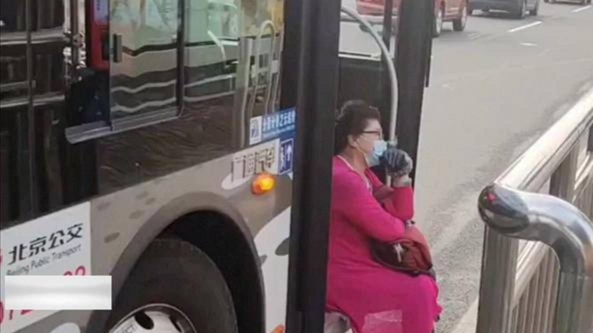 男子街头飞踹乞讨老人_女子占座不让飞踹老人_媒体评老人被踹下车：司机的责任呢