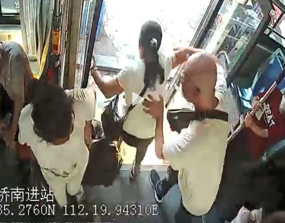 男子街头飞踹乞讨老人_女子占座不让飞踹老人_媒体评老人被踹下车：司机的责任呢