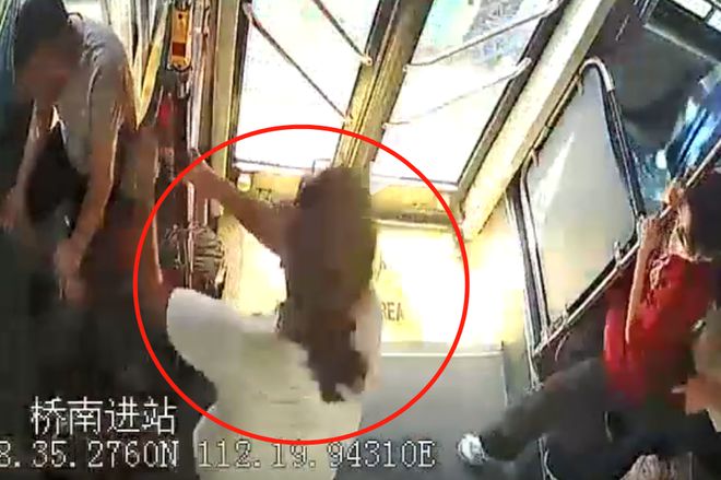 男子街头飞踹乞讨老人_媒体评老人被踹下车：司机的责任呢_女子占座不让飞踹老人