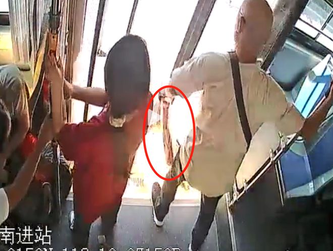 女子占座不让飞踹老人_媒体评老人被踹下车：司机的责任呢_男子街头飞踹乞讨老人