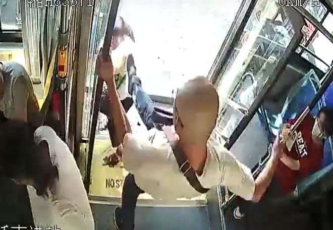 女子占座不让飞踹老人_媒体评老人被踹下车：司机的责任呢_男子街头飞踹乞讨老人