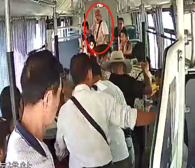 男子街头飞踹乞讨老人_女子占座不让飞踹老人_媒体评老人被踹下车：司机的责任呢