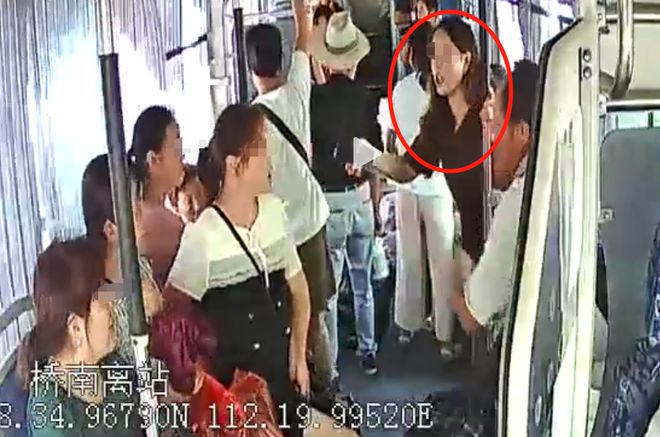 女子占座不让飞踹老人_男子街头飞踹乞讨老人_媒体评老人被踹下车：司机的责任呢