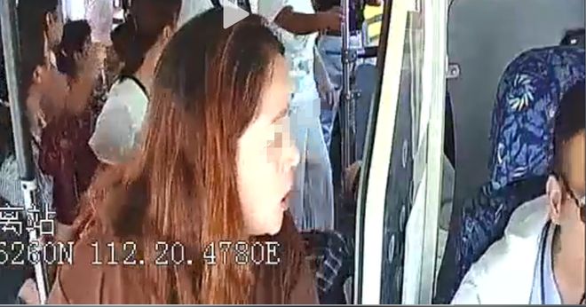 媒体评老人被踹下车：司机的责任呢_男子街头飞踹乞讨老人_女子占座不让飞踹老人