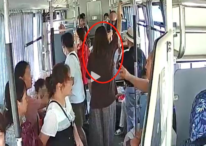 媒体评老人被踹下车：司机的责任呢_男子街头飞踹乞讨老人_女子占座不让飞踹老人