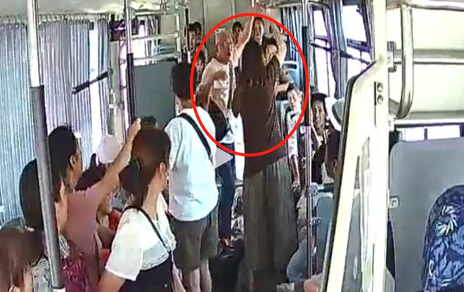 女子占座不让飞踹老人_媒体评老人被踹下车：司机的责任呢_男子街头飞踹乞讨老人