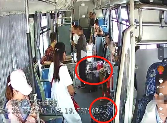 女子占座不让飞踹老人_男子街头飞踹乞讨老人_媒体评老人被踹下车：司机的责任呢