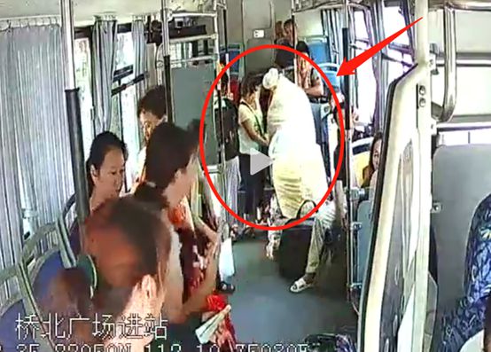 女子占座不让飞踹老人_媒体评老人被踹下车：司机的责任呢_男子街头飞踹乞讨老人