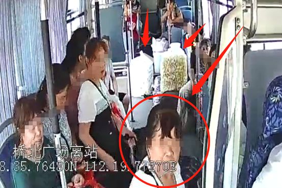 女子占座不让飞踹老人_男子街头飞踹乞讨老人_媒体评老人被踹下车：司机的责任呢