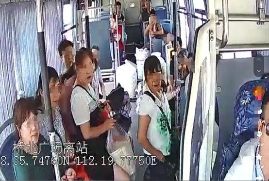 媒体评老人被踹下车：司机的责任呢_女子占座不让飞踹老人_男子街头飞踹乞讨老人