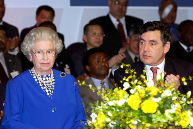 英4岁萌娃向首相放话再隔离揍你_英首相在会议期间讨论女王病情_卡通会议讨论图片