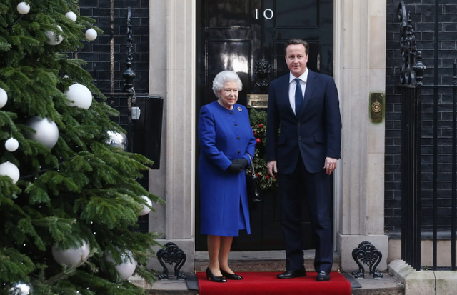 英首相在会议期间讨论女王病情_英4岁萌娃向首相放话再隔离揍你_卡通会议讨论图片