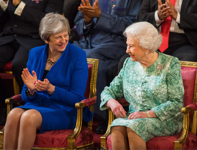 英首相在会议期间讨论女王病情_卡通会议讨论图片_英4岁萌娃向首相放话再隔离揍你