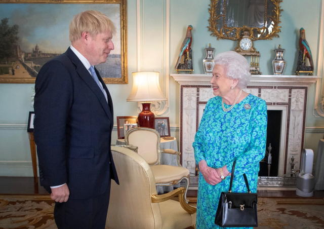 英首相在会议期间讨论女王病情_英4岁萌娃向首相放话再隔离揍你_卡通会议讨论图片