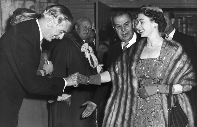 英首相在会议期间讨论女王病情_卡通会议讨论图片_英4岁萌娃向首相放话再隔离揍你