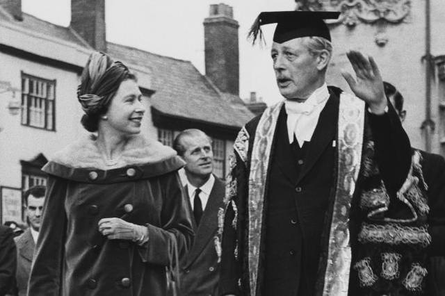 英4岁萌娃向首相放话再隔离揍你_卡通会议讨论图片_英首相在会议期间讨论女王病情