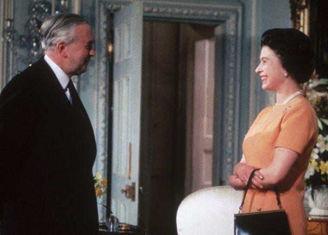 英首相在会议期间讨论女王病情_卡通会议讨论图片_英4岁萌娃向首相放话再隔离揍你