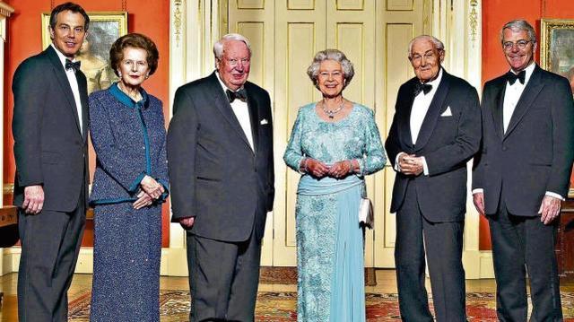 英首相在会议期间讨论女王病情_英4岁萌娃向首相放话再隔离揍你_卡通会议讨论图片