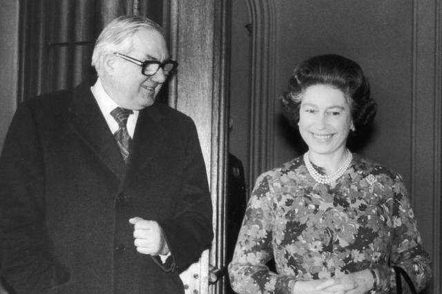 英首相在会议期间讨论女王病情_英4岁萌娃向首相放话再隔离揍你_卡通会议讨论图片