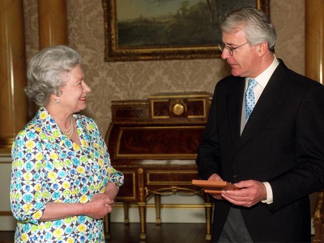 卡通会议讨论图片_英4岁萌娃向首相放话再隔离揍你_英首相在会议期间讨论女王病情