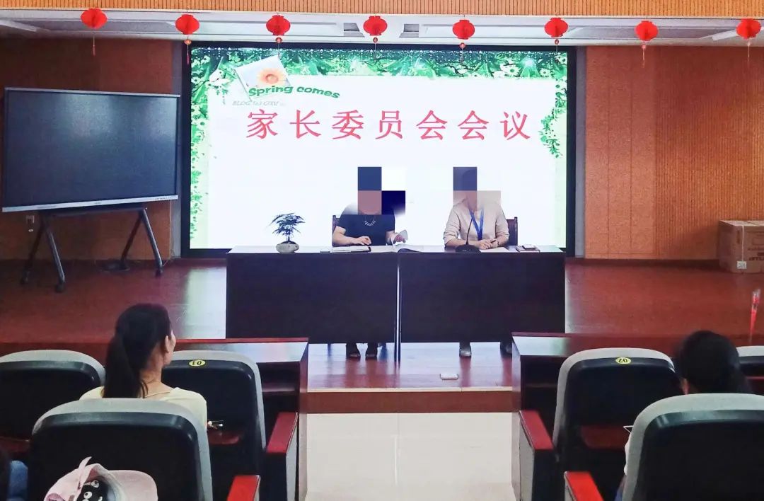 老师家长微信群名称_家长怎样给老师送礼_家长反对凑钱送礼给老师被逼退群