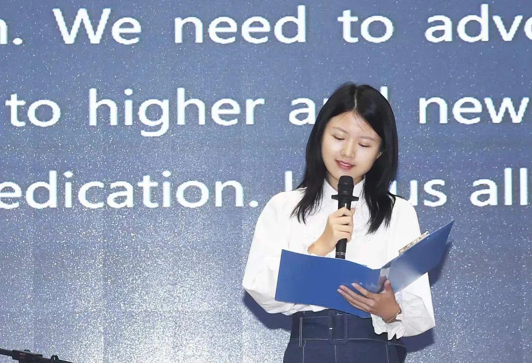 女孩靠读唇语考大学_女孩考什么大学适合_读唇语大赛的段子