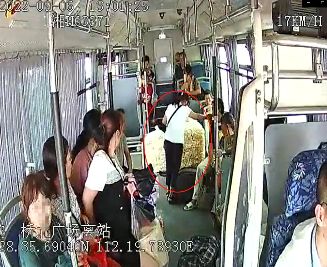 朱之文感谢警方拘留踹门男子_四川乐山警方通报_警方通报老人带泡泡杆乘车被踹下车