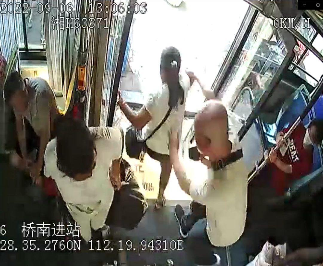 四川乐山警方通报_警方通报老人带泡泡杆乘车被踹下车_朱之文感谢警方拘留踹门男子