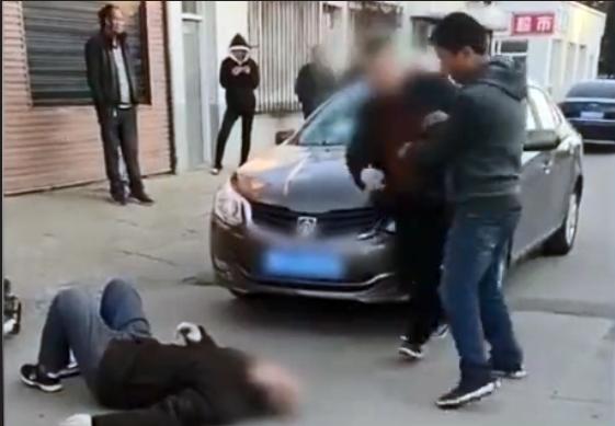 警方通报老人带泡泡杆乘车被踹下车_乘车争座下车被打_哈尔滨市呼兰区警方通报两起杀人案