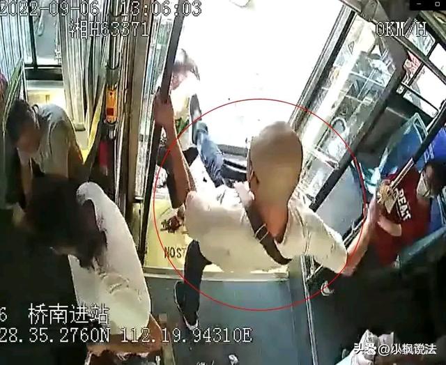 警方通报老人带泡泡杆乘车被踹下车_乘车争座下车被打_哈尔滨市呼兰区警方通报两起杀人案