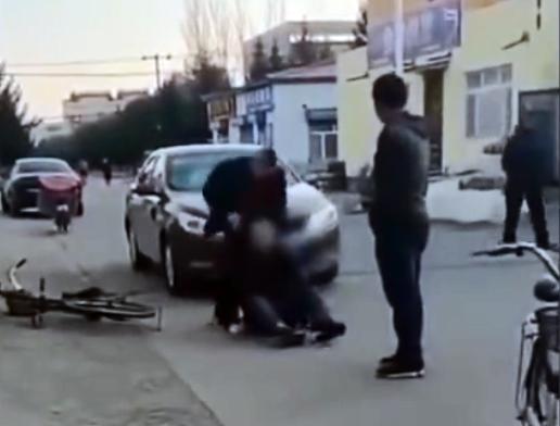 警方通报老人带泡泡杆乘车被踹下车_乘车争座下车被打_哈尔滨市呼兰区警方通报两起杀人案