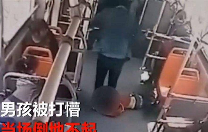 上海警方通报_男孩救倒地老人反被讹？警方通报_警方通报老人带泡泡杆乘车被踹下车