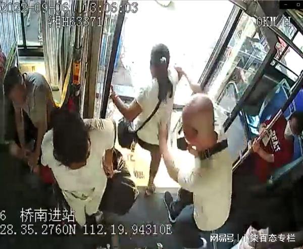 男孩救倒地老人反被讹？警方通报_上海警方通报_警方通报老人带泡泡杆乘车被踹下车