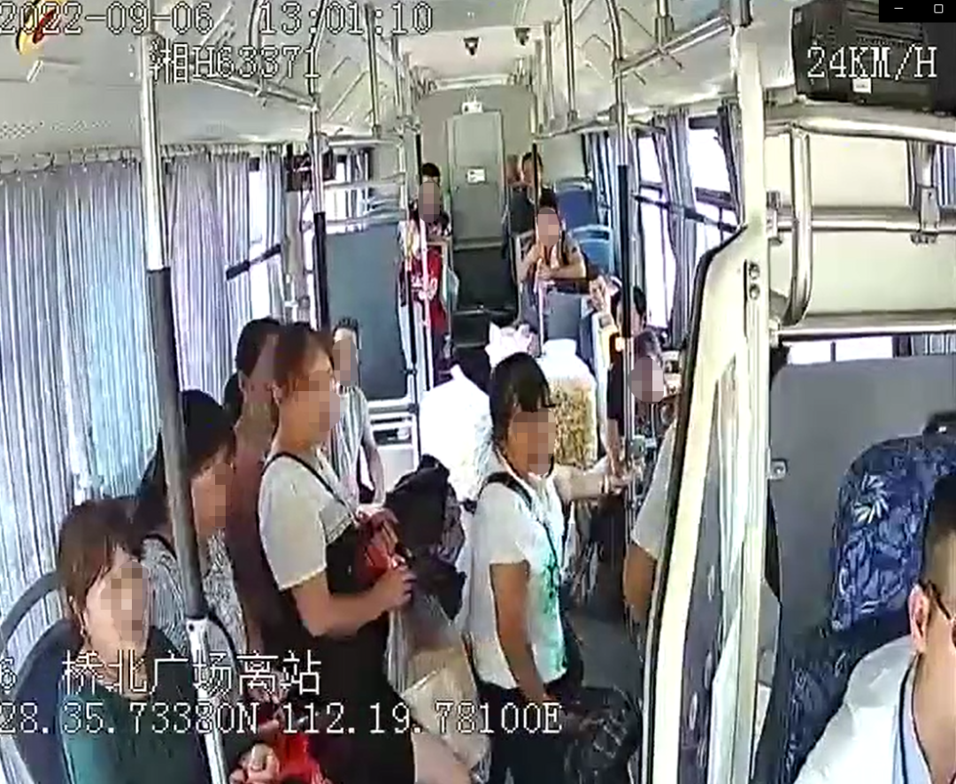 男孩救倒地老人反被讹？警方通报_警方通报老人带泡泡杆乘车被踹下车_上海警方通报