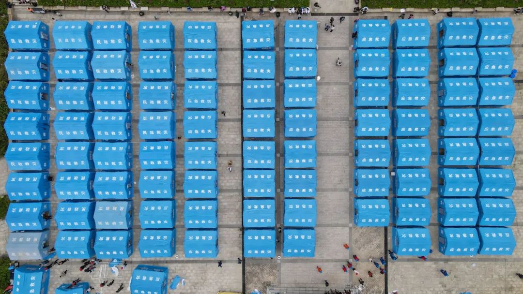 这是9月6日拍摄的位于石棉县王岗坪乡挖角村村委会的安置点（无人机照片）。新华社记者 胥冰洁 摄