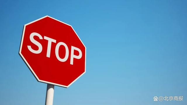 碰瓷逼退卡车视频_日本官员回应为何拒喝核废水_家长拒送礼被逼退群 教育局回应