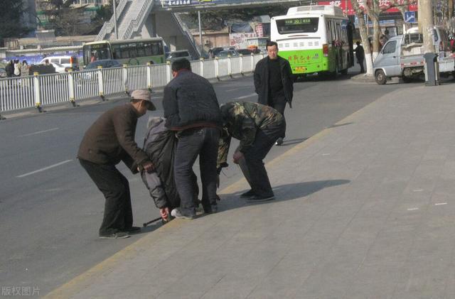 \"老人摔倒\"扶不扶_男子欲录视频扶摔倒大叔反被骂_范冰冰摔倒李晨扶视频