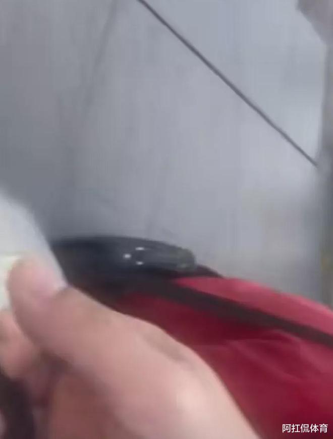 老人摔倒扶与不扶作文_你会怎么做老人摔倒扶不扶_男子欲录视频扶摔倒大叔反被骂